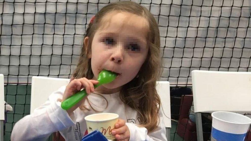 La chica comiendo sola mientras esperaba que lleguen sus invitados.
