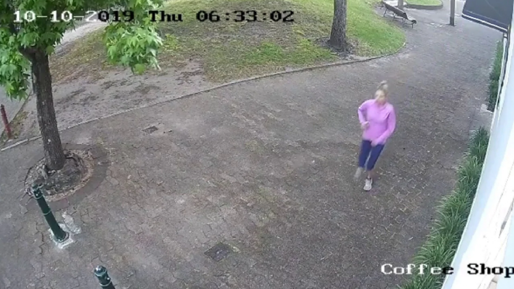 Salió a correr por la calle y tuvo que hacer popo entre dos autos: así la escracharon