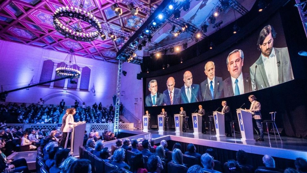 Los seis candidatos a presidente, durante el primer debate 2019.