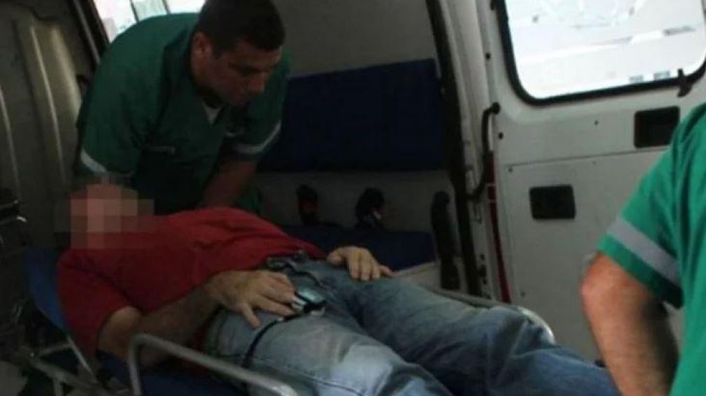 Los hombres fueron trasladados al hospital para ser atendidos.