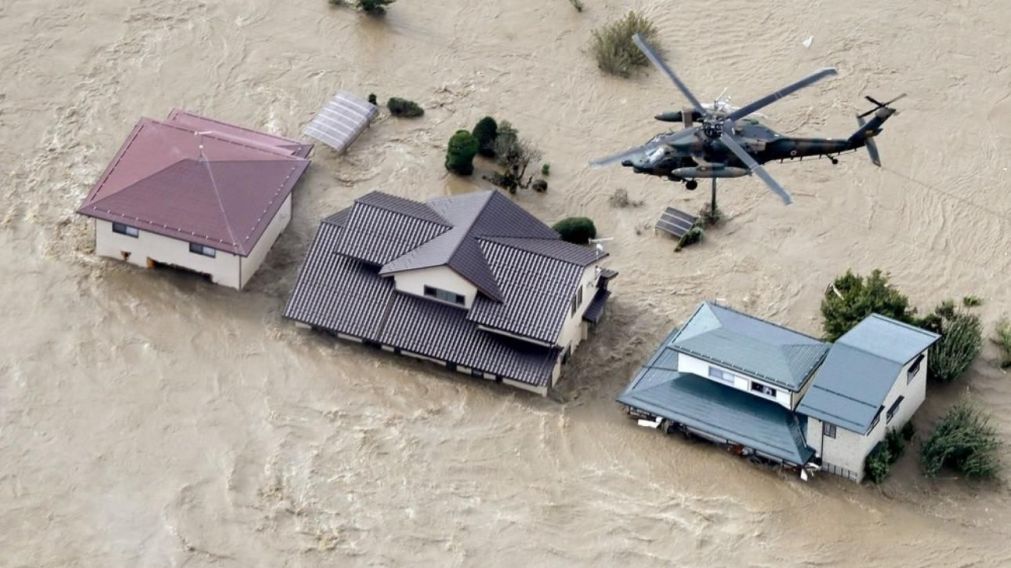Helic�pteros de rescate sobrevolaron zonas residenciales tapadas por el agua. 