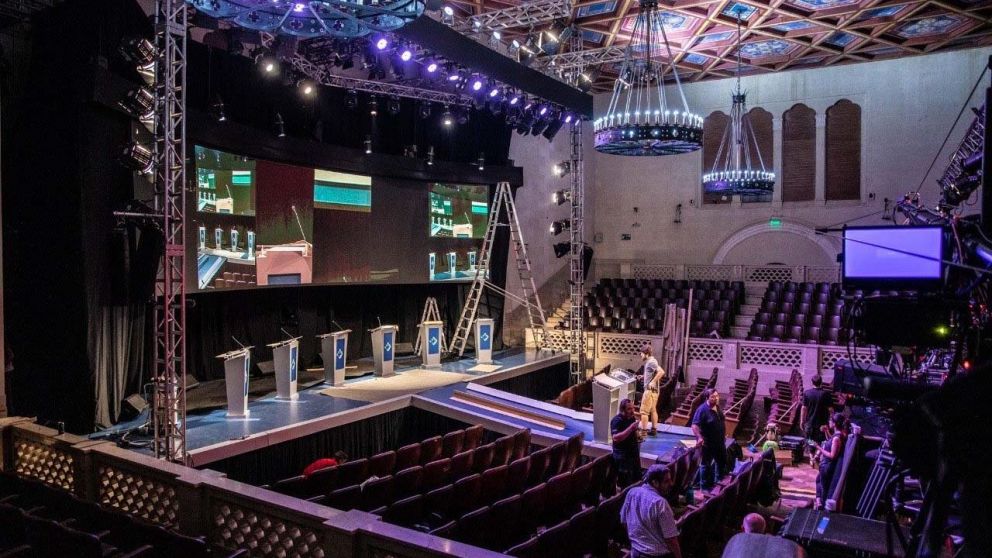 El paraninfo de la Universidad del Litoral, escenario del primer debate presidencial obligatorio.