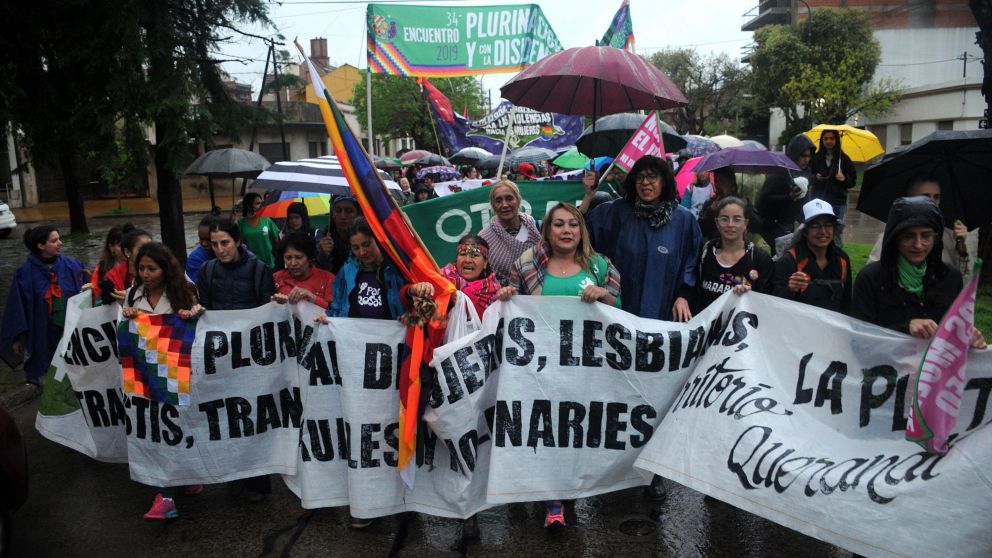 Miles de mujeres piden que el Encuentro sea plurinacional y reconozca las disidencias sexuales.
