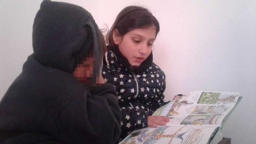 La niña es de tez blanca, mide 1,30 metro, tiene contextura delgada, y cabello castaño largo.