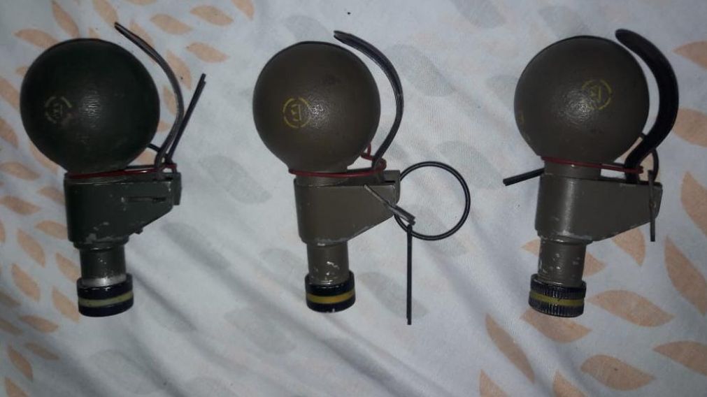 Estas son las tres granadas que tuvieron ser detonadas en un descampado, situado en Moreno.