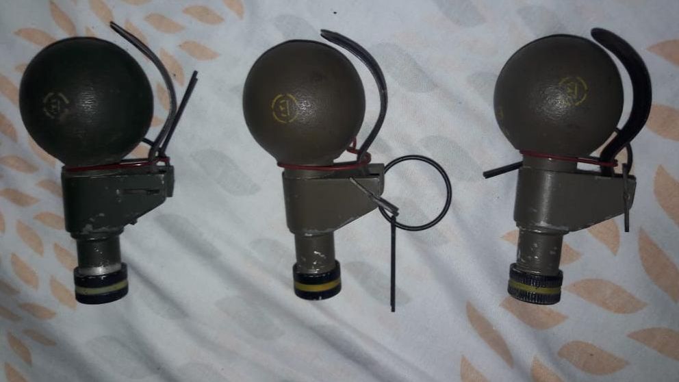 Estas son las tres granadas que tuvieron ser detonadas en un descampado, situado en Moreno.