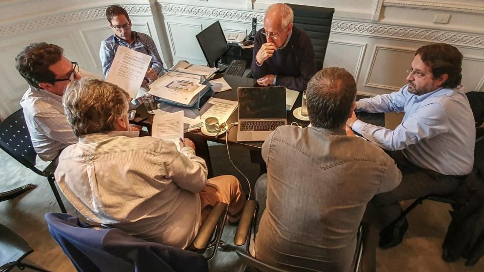 Lavagna trabaja con su equipo t�cnico de cara a las elecciones. 