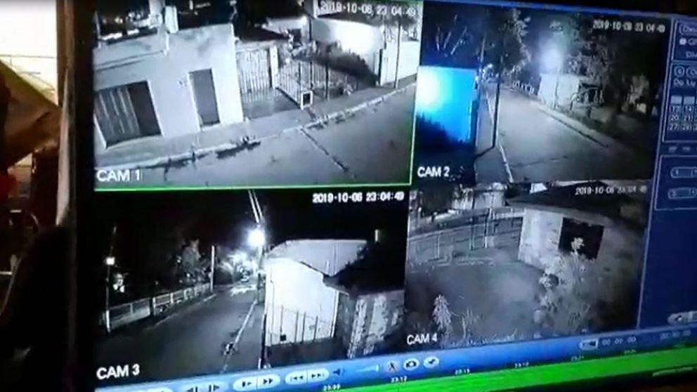 Cámaras de seguridad captaron cómo escaparon los delincuentes. (Captura)