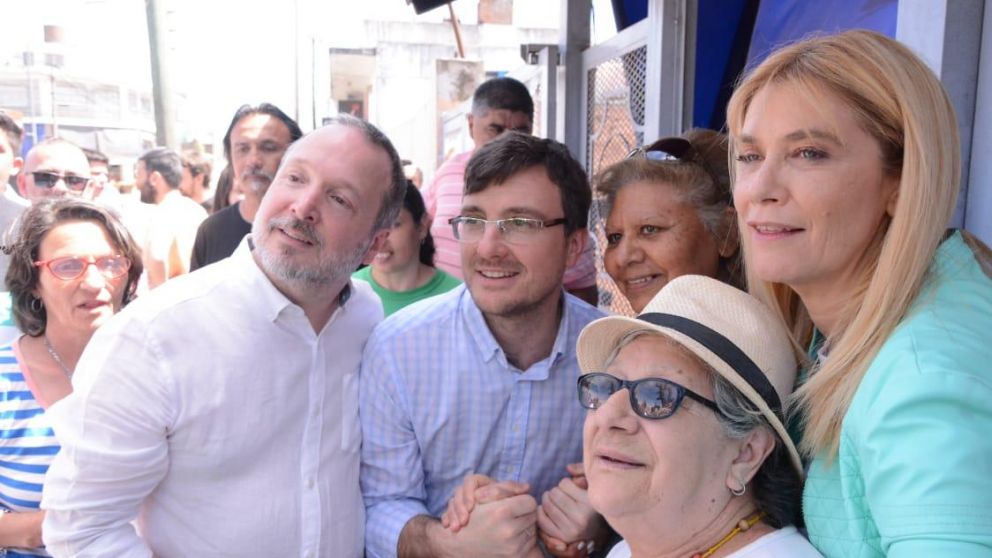 Lucas Ghi y Verónica Magario en Castelar Sur.
