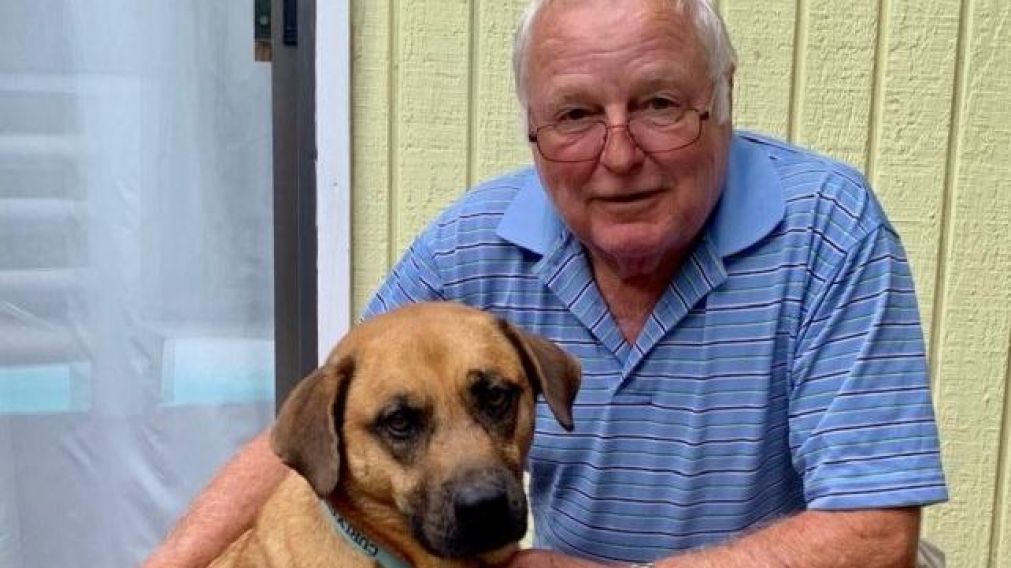 Curly, el perro héroe, junto a su dueño Brian Rand. (Gentileza: CNN)