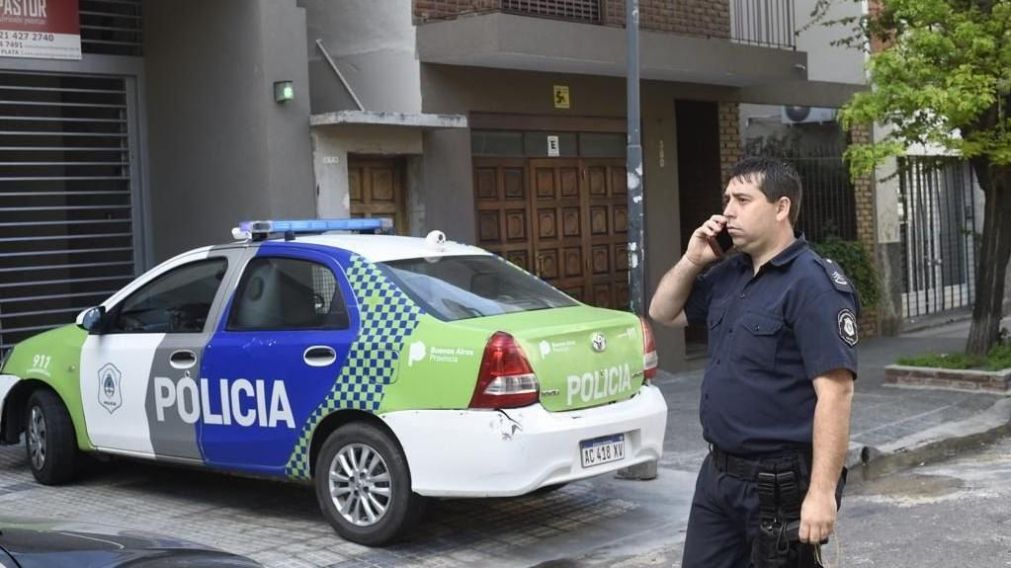 La policía llegó de inmediato tras el llamado desesperado de los vecinos (Gentileza 0221.com)