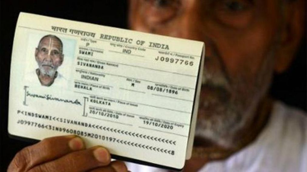 El viejo monje indio mostró el pasaporte para demostrar su edad.