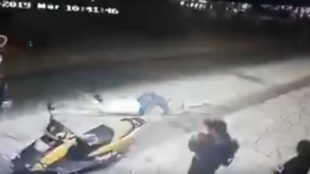 El resto de los ciudadanos no intervino para salvar al político (Captura de video).