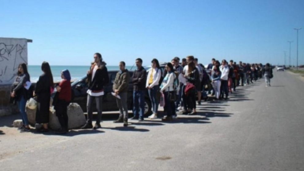 Los chicos se acercaron para obtener el trabajo. (Gentileza 0223).