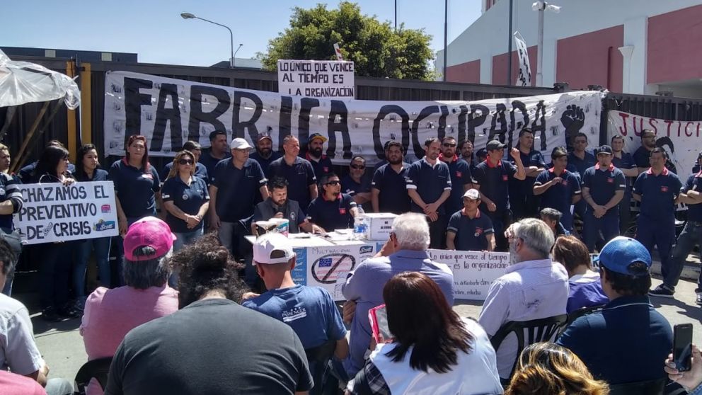 La fábrica ubicada en Bernal lleva dos semanas ocupada.