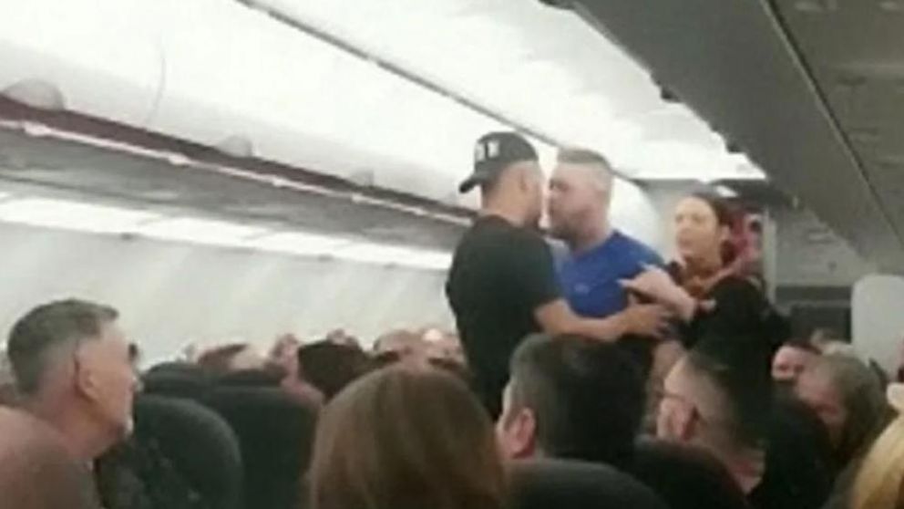 La pelea comenzó por dos pasajeros furibundos. (Foto: captura de video).