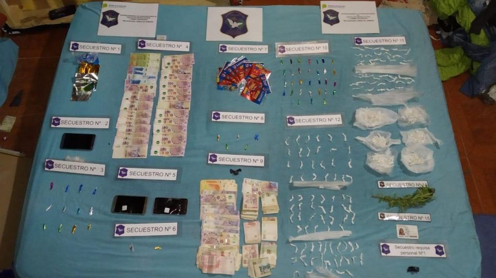 Se incautaron 2.300 dosis de "coca", pasta base, celulares y dinero en efectivo.