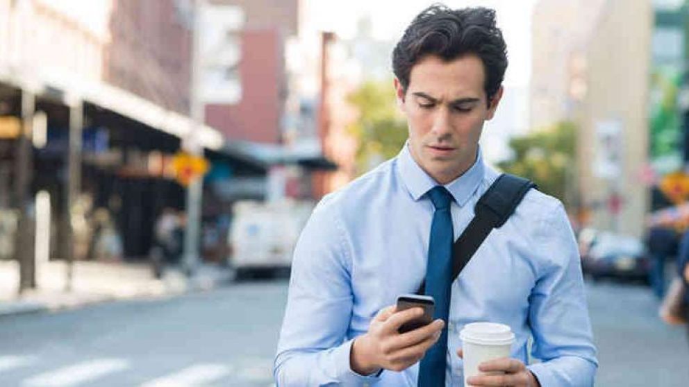 Dice que se volvió gay por culpa de su teléfono celular. (Imagen ilustrativa).