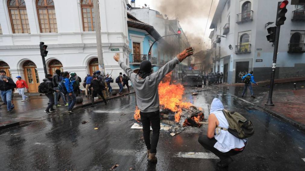 La tensión en Ecuador no da tregua y ya se cobró su primera víctima.