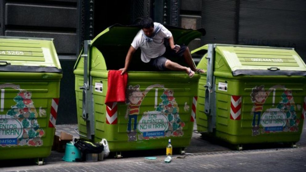Se metieron en contenedores de basura y encontraron varios productos electrónicos.