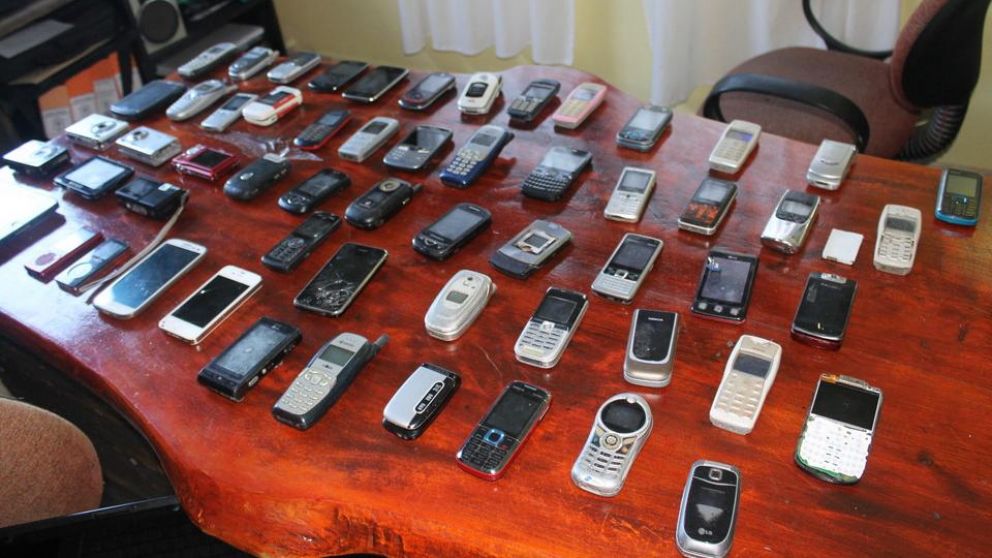 Las visitas ingresan los celulares desarmados al penal (Foto ilustrativa).