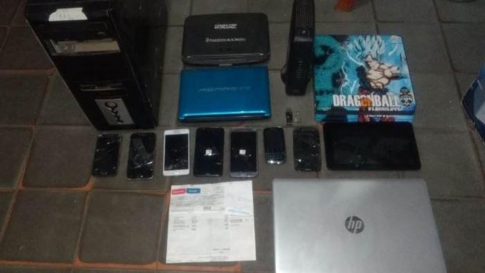 Algunos de los elementos incautados durante el allanamiento.