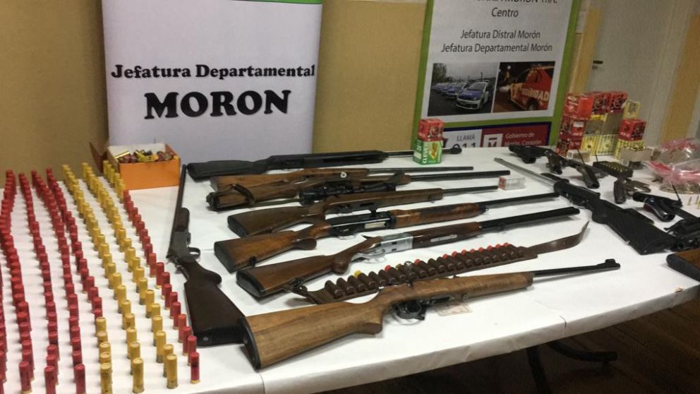 En una discusión vial, el acusado amenazó al otro sujeto con un arma y esto tenía en su casa.