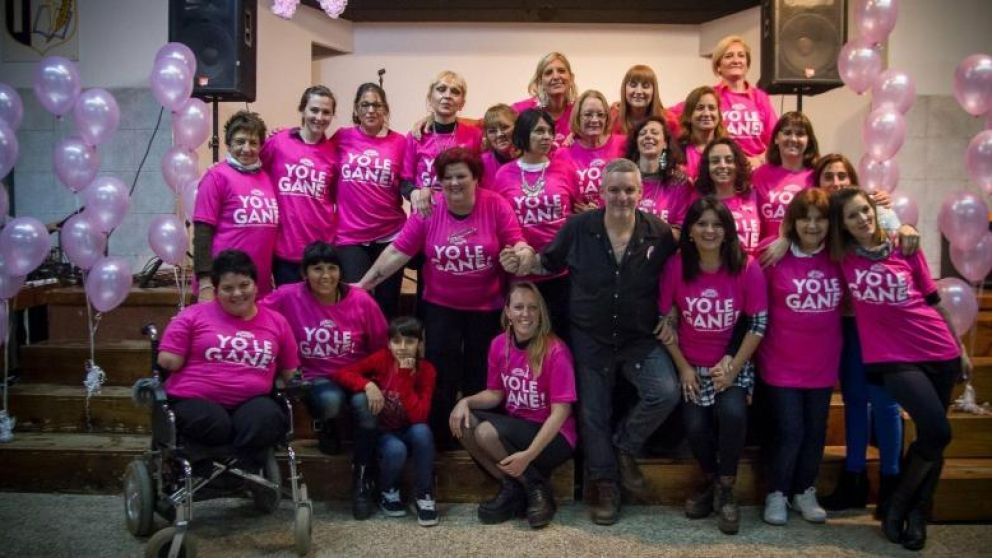 Además de apadrinar escuelas del interior, Diego tatúa gratis a mujeres que padecieron cáncer de mama. (Facebook)