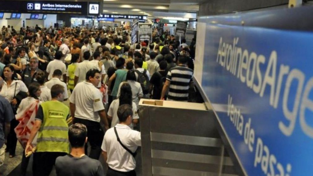 Miles de pasajeros quedaron así varados en el aeropuerto. (Archivo)