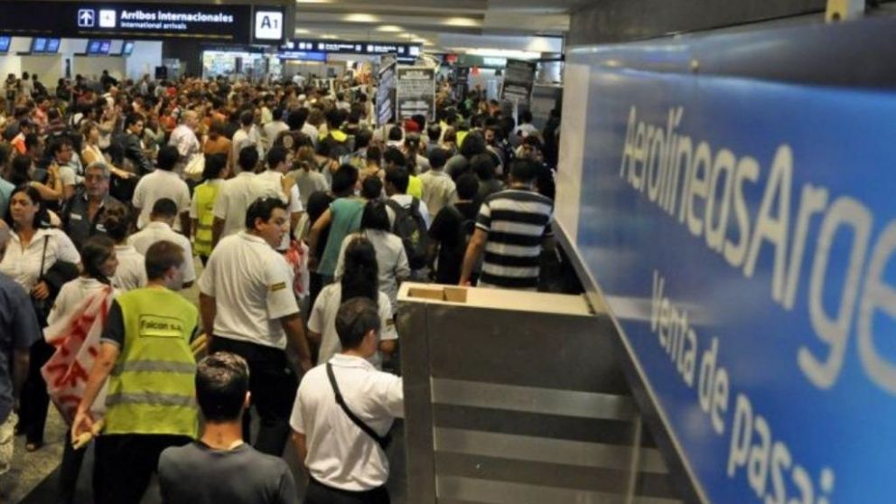 Miles de pasajeros quedaron así varados en el aeropuerto. (Archivo)