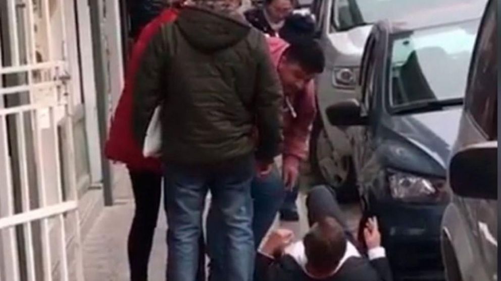 Una de las imágenes captadas de la brutal golpiza que recibió el intendente de Paraná.