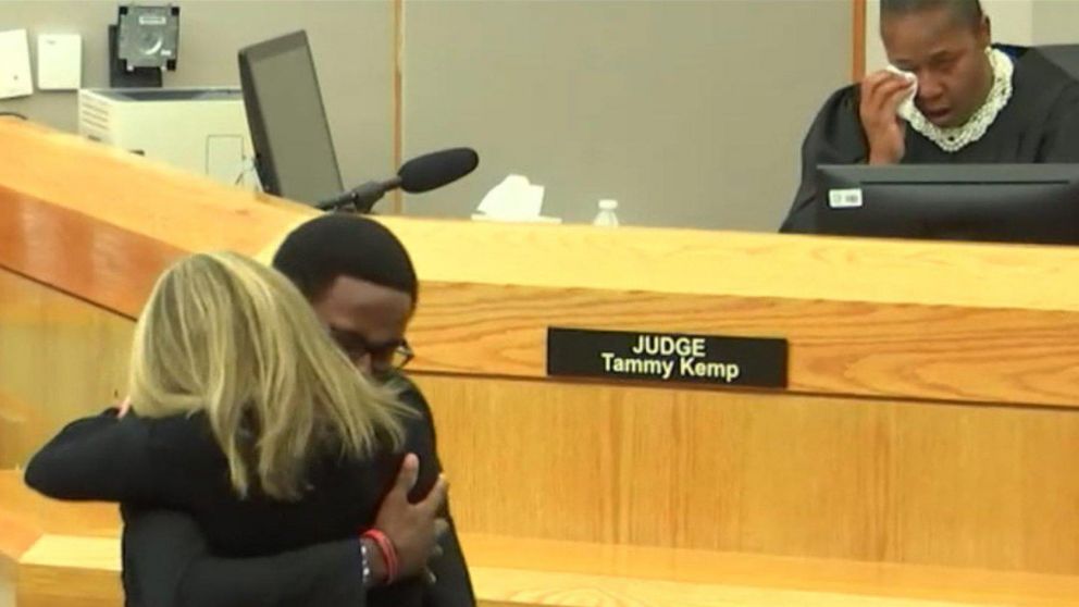 La jueza también lloró por el fuerte momento. (Twitter)