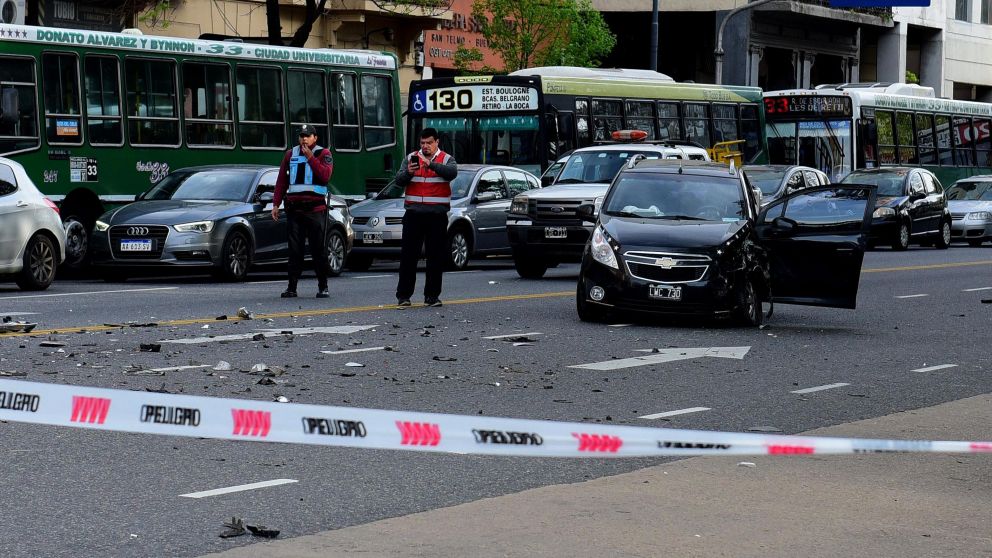 Una mujer herida en San Telmo. (Jonatan Moreno /Crónica)