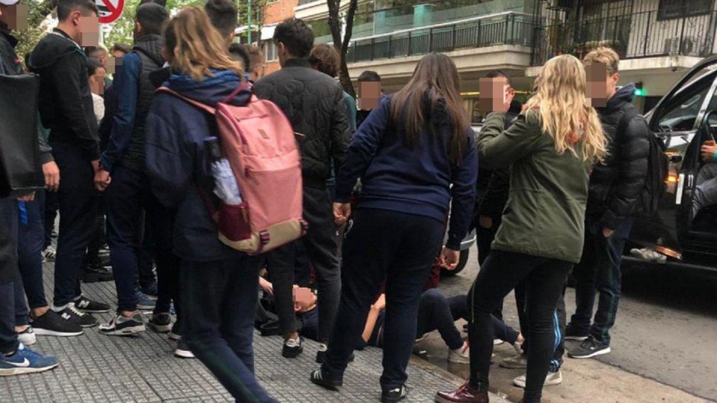 El violento suceso ocurri� a metros del colegio. 