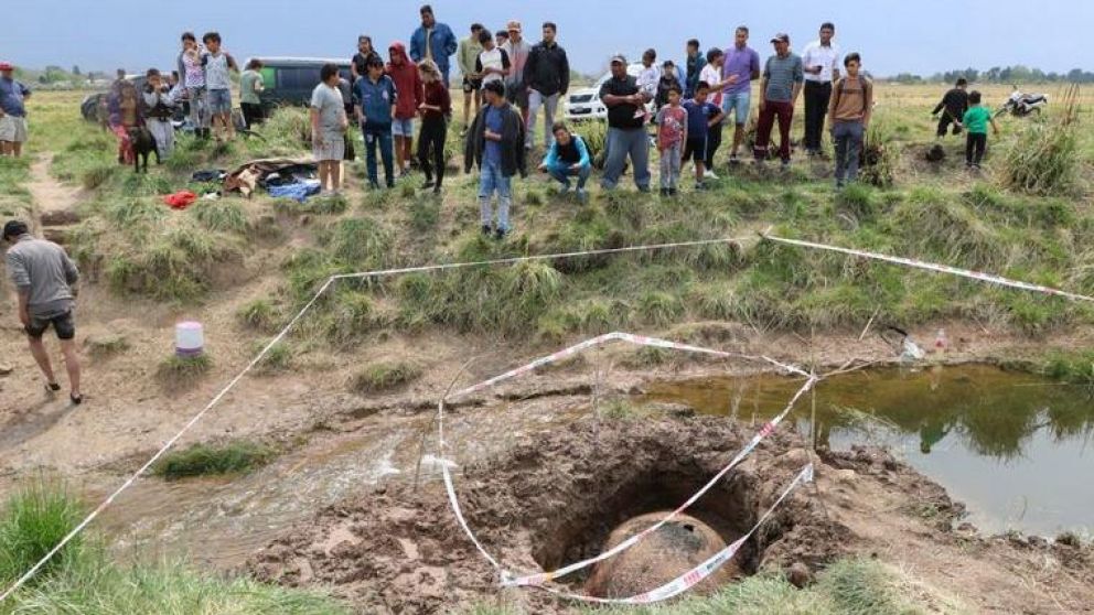 Los jóvenes encontraron el fósil mientras estaban pescando.