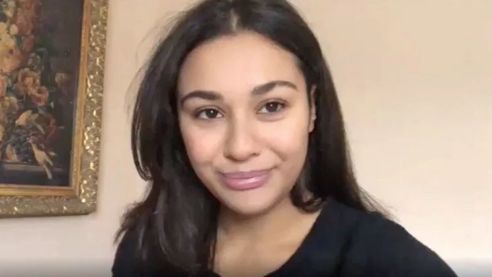 La mujer británica tiene 24 años.