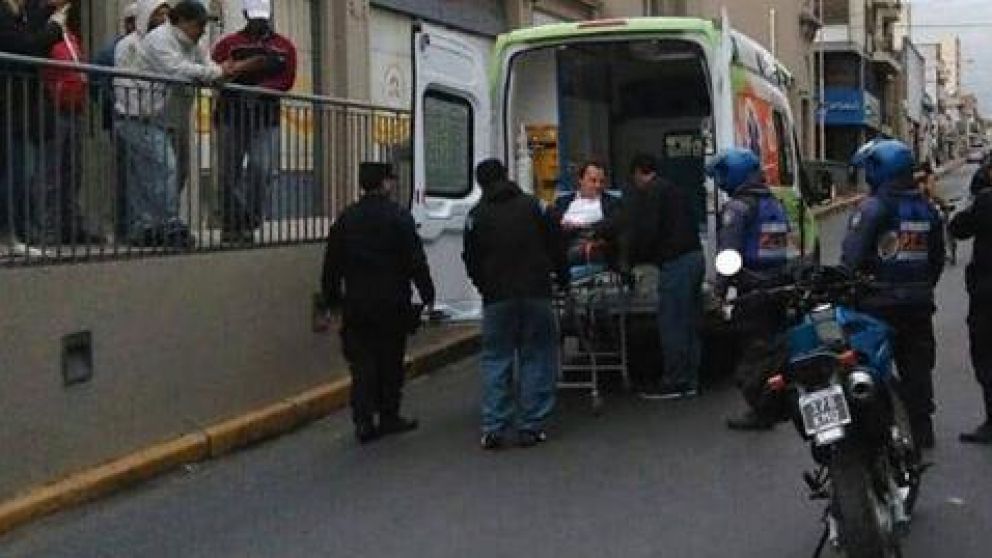 El jefe comunal fue trasladado de inmediato al hospital.