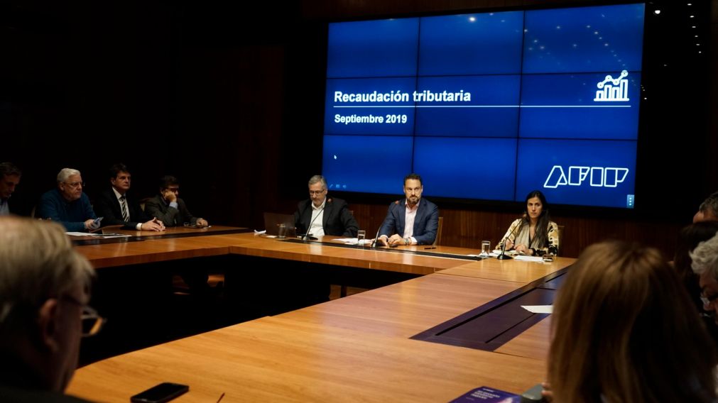 La recaudación tributaria volvió a perder contra la inflación.