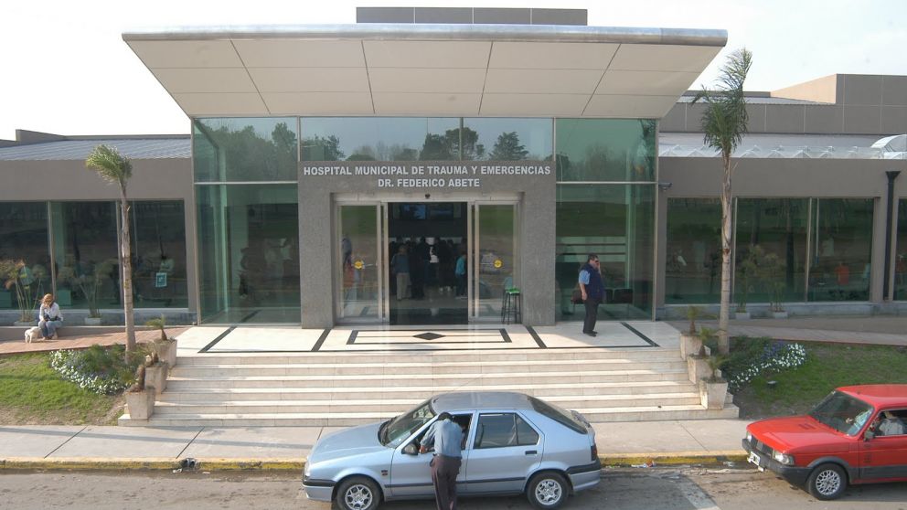 El suboficial fue internado en este centro asistencial luego de haber sido baleado por los delincuentes.