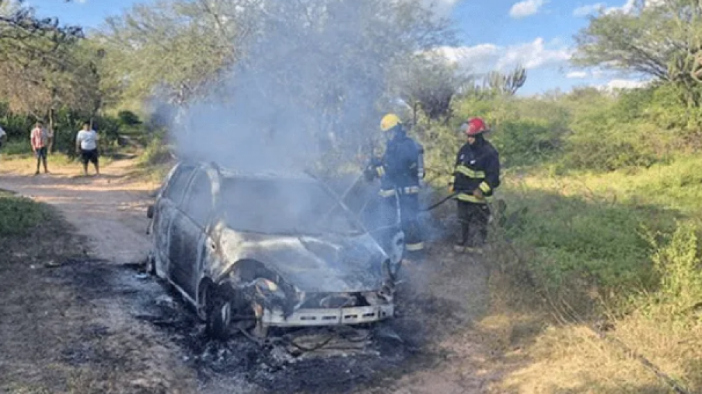 Las pasajeras incendieron el auto Fiat del remisero tras el abuso.