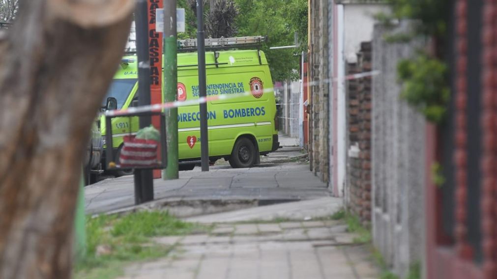 La policía científica y los bomberos trabajaron todo el día para desenterrar el cuerpo (Ruben Paredes/Crónica)