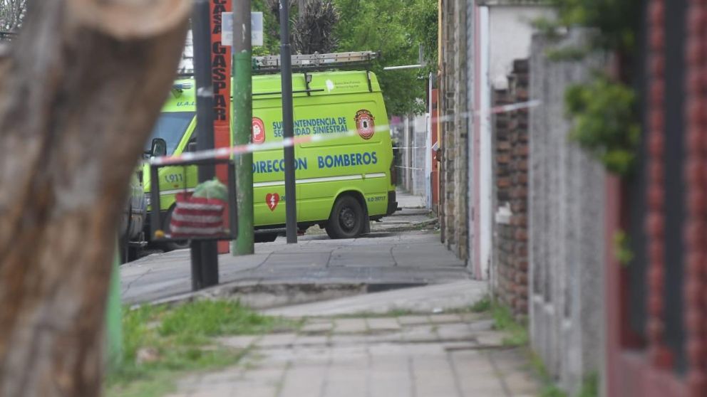 La policía científica y los bomberos trabajaron todo el día para desenterrar el cuerpo (Ruben Paredes/Crónica)