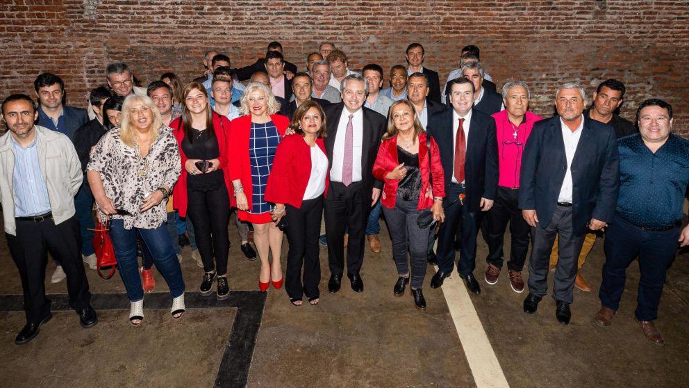 El gobernador de Santiago del Estero fue quien acercó a los jefes comunales de la UCR.