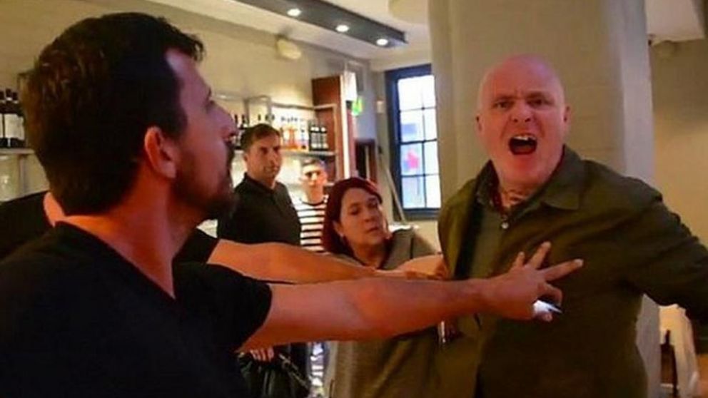 El cliente enardecido contra la joven vegana (Captura video).