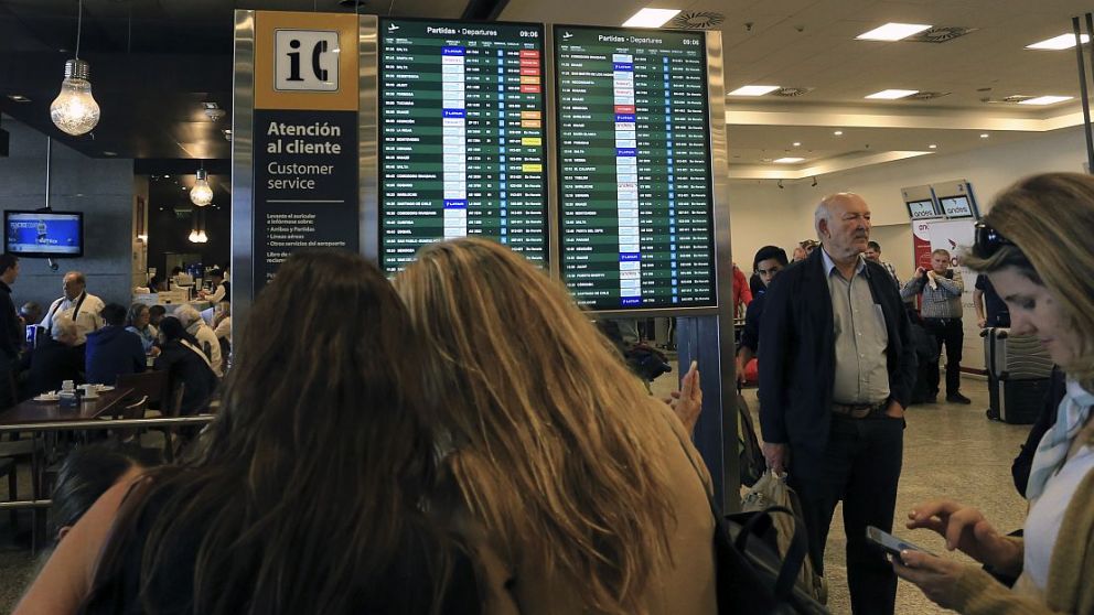 Pilotos de Aerolíneas lanzaron un paro de 48 horas