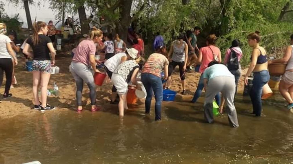 Los vecinos ayudaron en la zona más afectada (Gentileza: La Voz)