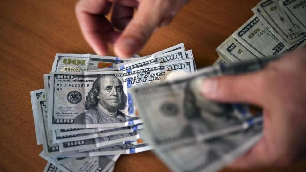 El dólar cerró en alza.
