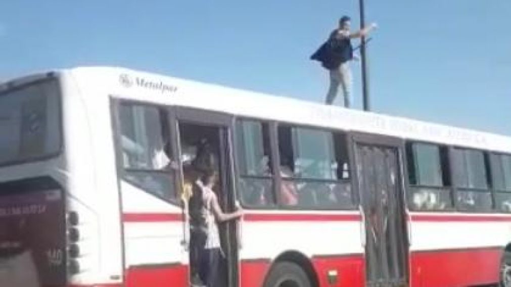 La unidad circulaba a toda velocidad por el Metrobús de Ruta 3 (Captura de video).