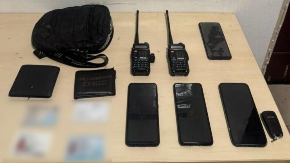 Estos son los objetos que se incautaron en poder de los sospechosos aprehendidos.