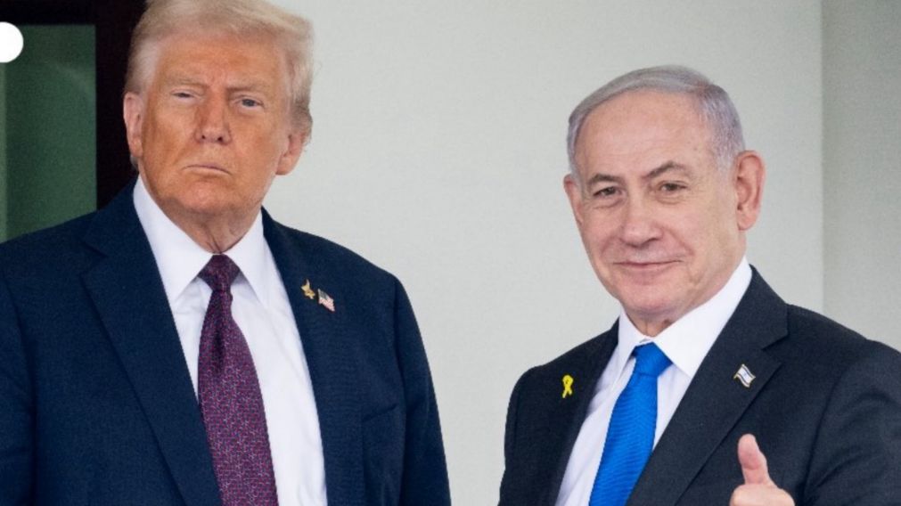 El saludo entre Donald Trump y Benjamín Netanyahu tras la conferencia de prensa.